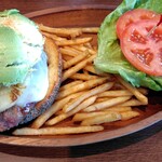 クアアイナ - アボカドバーガー＋パイン・チーズトッピング