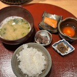 ろばた はなれ - 土鍋銀しゃりと伊勢海老の味噌汁 焼き魚と珍味、漬け卵黄を添えて