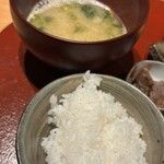 ろばた はなれ - 土鍋銀しゃりと伊勢海老の味噌汁 焼き魚と珍味、漬け卵黄を添えて