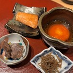ろばた はなれ - 土鍋銀しゃりと伊勢海老の味噌汁 焼き魚と珍味、漬け卵黄を添えて