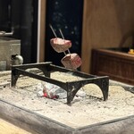 ろばた はなれ - 黒毛雌和牛の囲炉裏炭火焼き