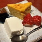 ろばた はなれ - パンナコッタ、カボチャのチーズケーキ、いちご