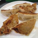 ニュー大龍 - ｢自家製餃子6個￥400-カ10%税込｣です。小ぶりだけど餡がミチミチに詰まっていて美味しいです。