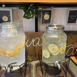 上高地あずさ珈琲 - お水はセルフサービス。りんご、レモンとミント、普通のお水、3種類あります。