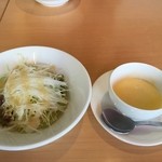 Andoregyuumu - ランチセットのスープとサラダ