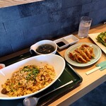 Farm Dining MOCO - ラム餃子チャーハンセット (税お値段お任せ)、ジンギスカンのから揚げ 800円(税込)