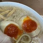 ラーメンみなみ - 味玉は黄身がトロっとしていました。