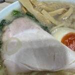 ラーメンみなみ - チャーシューは低温調理されたしっとりタイプです。