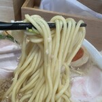 ラーメンみなみ - 麺は中太の丸びをおびたツルっとした食感でした。