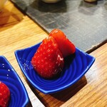 喜禄 - いちごを出してくださいました。奈良の古都華といういちごだそうです。大変甘くて美味しかったです。