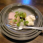 ザ・バー・カサブランカ - お通し：ポテトサラダ・グリーンオリーブ・ベーコン