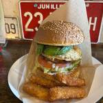 ビッグスマイル - ベースハンバーガーにエッグとアボカドトッピング