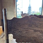 そば処 長屋門 - 椅子の背もたれの彫刻