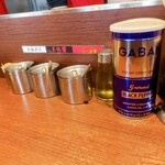 二九八家 いわせ - 卓上調味料は胡椒、酢、にんにく、豆板醤、そして自家製の二九八家醬。