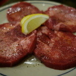 大衆焼肉ホルモン酒場 とりとん - 2014.12 特選牛タン(980円)