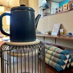 カフェモン - 店内に流れるのはいつものチルいレゲエやヒップホップではなく、ゆったり大人なR&B ♪(*´꒳`*)
      cafe Hmongはこの雰囲気が特別なのよね♡
      なにか不思議なことが起きそうな空気感(*´ω`*)