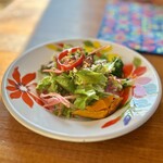 カフェモン - ランチセットのサラダはパプリカやカボチャで彩りよく、クラッシュナッツやオリジナルドレッシングが掛かっています♪