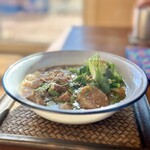 カフェモン - ムートゥン（サラダ付き、1,100税込）
      野菜たっぷり！豚の角煮もゴロゴロ、一緒に煮込まれた大根も見るからに味が染み染み♡パクチーやフライドオニオンが掛かっています♪スープは煮汁と混ざって琥珀色♪