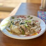 カフェモン - ラートナー（サラダなし大盛り、¥1,100税込）
                                「あんかけきしめん」といった見た目のピラピラと太いセンヤイに、豚肉と小松菜、白菜が具のあんかけ麺♪  とっても優しい味わい♡