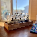 カフェモン - タイの定番4種の卓上調味料、クルワンプルーンからナムソム（唐辛子酢）を小さじ2杯ほど回しかけて味変。。
      これ！味がバシッと引き締まってめっちゃうまい！！