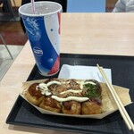 築地銀だこ - 料理写真:「たこ焼き」¥715と「ウーロン茶Lサイズ」¥275