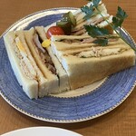 カフェメディオ - ツナたまごサンドと照り焼きサンド。ドリンクセット2000円