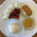 カフェメディオ - いちごタルト、スコーンに夫チョイスのマーマレード、アイスクリーム。ドリンクセット1800円