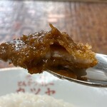元祖とんかつカレー カツヤ - とんかつ、にゅ〜〜ん！　※薄くて、カリカリ
