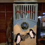 札幌 新倉屋 本店 - 80年以上も現役でがんばってくれているかき氷機さん