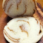 パン焼き工房そーせーじ - 満月メイプル断面