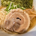 煮干しそば 虎愼 - チャーシューはやや味付けが強いもの。