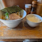 煮干しそば 虎愼 - 期間限定、辛味噌ラーメン+海苔+ライス。