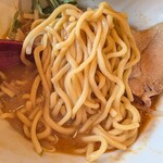 煮干しそば 虎愼 - 麺の感じ。煮干しとは違い、ウェービーな太麺。