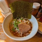 煮干しそば 虎愼 - もやしもたっぷり入っている。