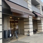 エチエンヌ - 店前は広々とした歩道