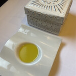 Ristorante IL PRINCIPE - 手前〜オリーブオイル 奥の箱〜自家製パンが入った箱