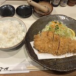 とん太 - 特ロースかつ定食