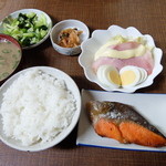 Mikaduki Shiyokudou - 焼き鮭・サラダ・和え物・キムチ・ご飯・味噌汁 700円 2015年1月