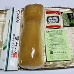 赤城高原SA上り線　ショッピングコーナー - カジキ昆布〆寿司。ラップが２重にかかっている。