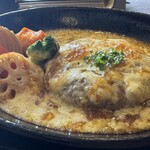 bit better - ▪️北海道ゴーダとモッツァレラ・
      　レッドチェダーとろけるチーズ擦りおろし
      　林檎の道産子部風ソースで
      　2,100yen