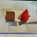 花翆 - 葛粉で練ったチョコレート、苺(あきひめ)