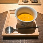 炭割烹 新谷 - 温かいスープ 熊野地鶏と岡山県産ホワイトマッシュルームを使った金時人参のポタージュ