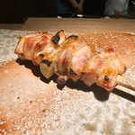 炭割烹 新谷 - 熊野地鶏もも(膝下)と国産牛蒡の塩焼き ○途中なら理解できるが1本目から牛蒡。。。最初はキャッチーな串をいただきたい