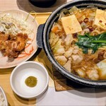 やよい軒 - 料理写真:から揚げ小鉢付 もつ鍋定食