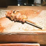 炭割烹 新谷 - 熊野地鶏もも(膝下)と国産牛蒡の塩焼き