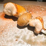 炭割烹 新谷 - 熊野地鶏のむね肉とホワイトマッシュルーム ◎ホワイトマッシュルームめっちゃ美味い！