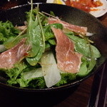 焼肉宴楽 - 宴楽サラダ　ギザギザした葉っぱはちょっと苦味がありました