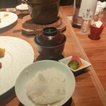 飛騨牛グリルばくろ - ごはんと赤出汁