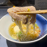 うずとかみなり - ホロホロの豚バラチャーシューで麺を包んでいただきます