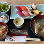 四季 花まる すすきの店 - 花まるランチ(本鮪赤身？、サーモン、とろにしん、まぐろ納豆、本鮪中トロ、大トロ、穴子、玉子握り、真鱈あら三平汁、冷たいお蕎麦、茶碗蒸し、サラダ、杏仁豆腐)